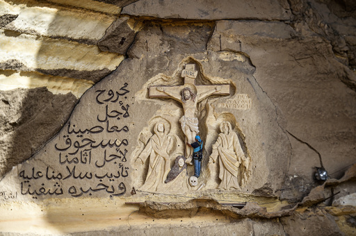 エジプトの洞窟教会を「屋外聖書」に、使命に生きるポーランド人彫刻家