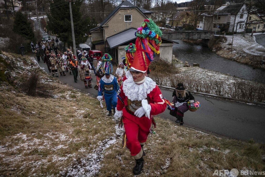 国際ニュース：AFPBB Newsカラフルな衣装で祝う伝統の謝肉祭「マソプスト」 チェコ