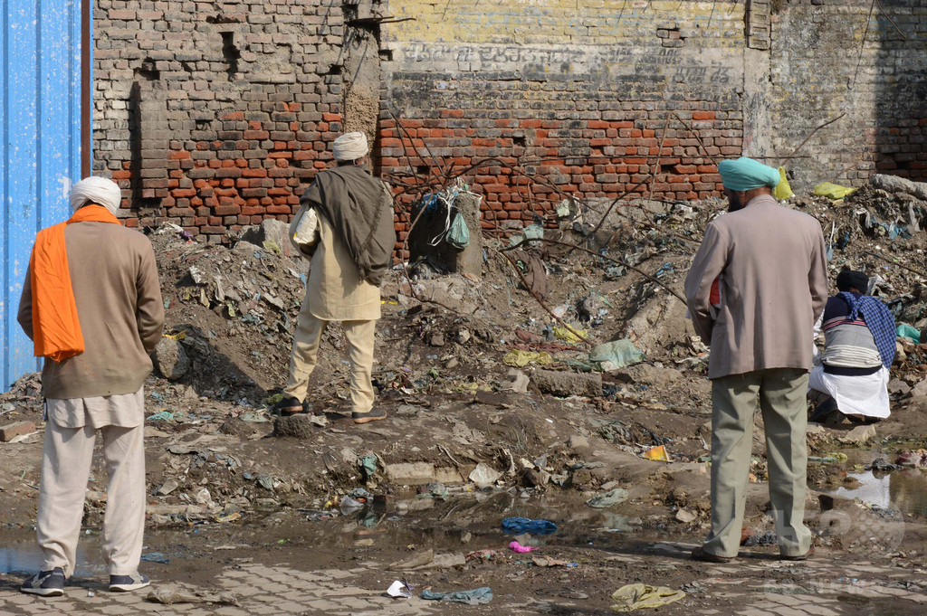 世界トイレの日 に粗相 インド政治家の立ち小便動画が拡散 写真1枚 国際ニュース Afpbb News