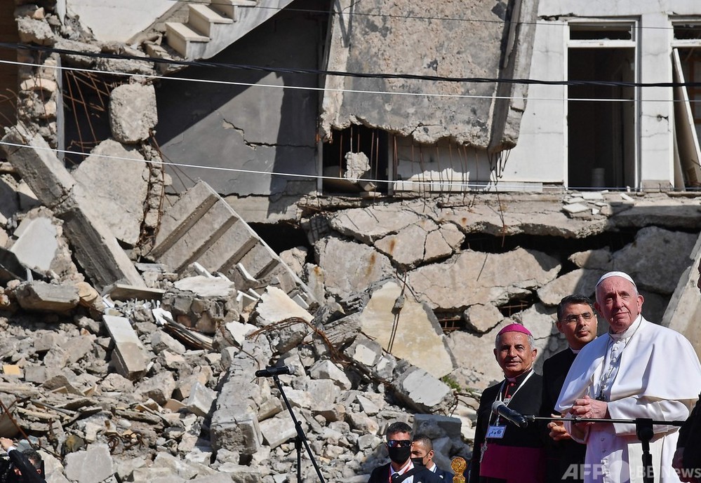 ローマ教皇、イラクの旧IS支配地を訪問 犠牲者に祈り