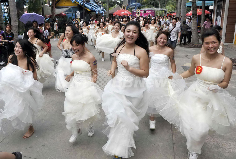 花嫁がダッシュ！？「国際女性の日」記念イベント 中国 写真1枚 国際ニュース：AFPBB News