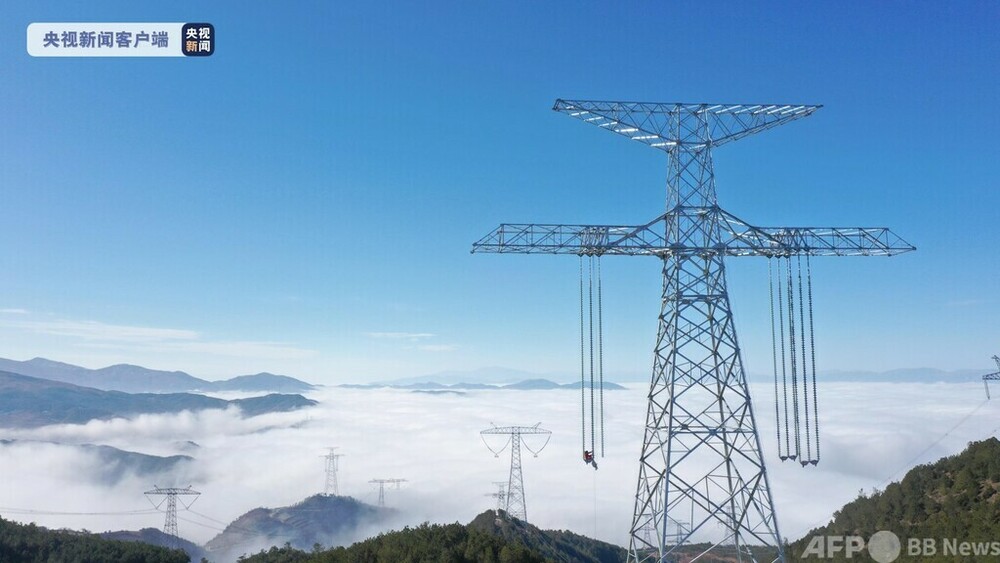 中国初！ 標高の高い厚氷エリアで特別高圧送電線をまたぐ延線工事に