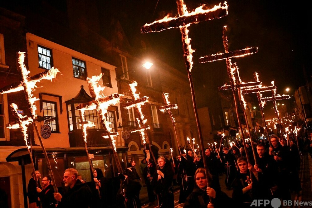 今日の1枚】十字のたいまつで行進「ボンファイア・ナイト」 英 写真4枚