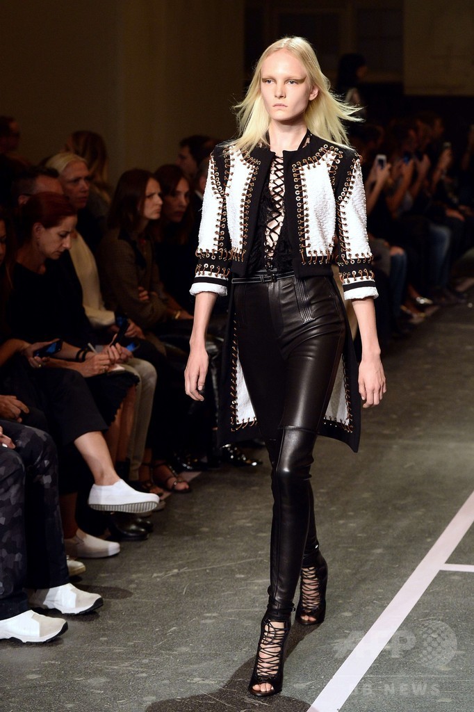 ブラックレースで大胆かつセクシー、「ジバンシィ」15年春夏