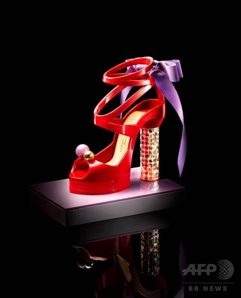 「マキアージュ」10周年記念ハイヒール型コンパクト、限定発売