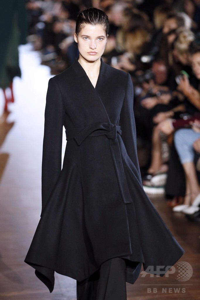 リラックスしたシルエットに女性らしさを添えて、「ステラ マッカートニー」15/16秋冬