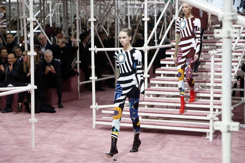 50～70年代の要素を取り入れた新たな女性像を提案、「ディオール」15年春夏オートクチュール