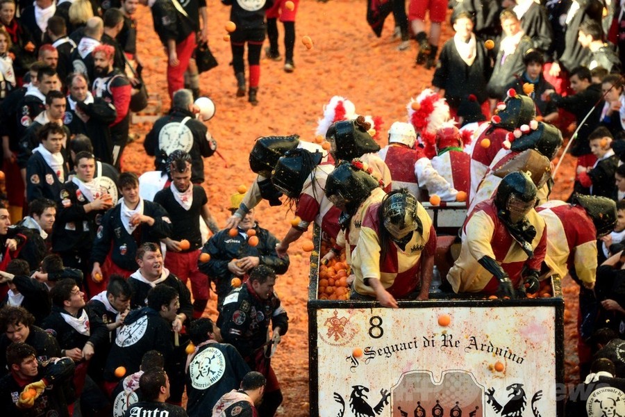 今年も開催、イタリア名物「オレンジ合戦」