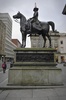 英スコットランドのグラスゴー（Glasgow）市内で、頭部にカラーコーンを載せられたウェリントン公（Duke of Wellington）の像（2013年11月13日撮影）。(c)AFP/ANDY BUCHANAN