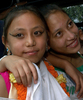 2007年7月18日、6週間の渡米からネパールの首都カトマンズ（Kathmandu）に帰り、家族に出迎えられる「クマリ」の少女Sajani Shakyaちゃん（左）。(c)AFP/PRAKASH MATHEMA