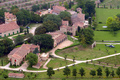 南仏ル・バル（Le Val）にあるワイン農園「シャトー・ミラヴァル（Chateau Miraval）」（2008年5月31日撮影）。(c)AFP/MICHEL GANGNE