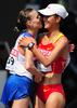 第13回世界陸上大邱大会（13th IAAF World Championships in Athletics Daegu）は31日、5日目の競技が行われ、女子20キロメートル競歩決勝でロシアのオリガ・カニスキナ（Olga Kaniskina）が1時間29分42秒で優勝し、大会3連覇を果たした。

レース後、銀メダルを獲得した劉虹（Hong Liu）と健闘を称えあうオリガ・カニスキナ（2011年8月31日撮影）。(c)AFP/MARK RALSTON