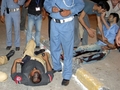 パキスタン・ラホール（Lahore）で、自爆攻撃に巻き込まれた負傷者ら（2010年9月1日撮影）。(c)AFP/STR