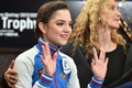 17-18フィギュアスケートグランプリ（GP）シリーズ第4戦、NHK杯の女子シングル・ショートプログラム（SP）の結果を聞いて喜ぶエフゲニア・メドベデワ（左、2017年11月10日撮影）。(c)AFP/Kazuhiro NOGI

