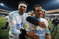 サッカーフランスリーグ杯2009-10準々決勝、トゥールーズ対オリンピック・マルセイユ。ハテム・ベン・アルファ（%%Hatem Ben Arfa%%、中央）とチームの勝利を喜ぶマルセイユのブランドン（左）。（2010年2月3日撮影）(c)AFP/PASCAL PAVANI