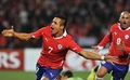 コパ・アメリカ2011（2011 Copa America）1次リーグC組、ウルグアイ対チリ。後半20分に同点ゴールを決め、喜ぶチリのアレクシス・サンチェス（Alexis Sanchez、左、2011年7月8日撮影）。(c)AFP/RODRIGO ARANGUA