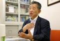 AFPの取材に応じる東京・両全会の小畑輝海理事長（2015年7月24日撮影）。(c)AFP/KAZUHIRO NOGI