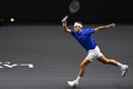 男子テニスの欧州チームとワールドチームの対抗戦、レーバー・カップ初日。リターンを打つ欧州チームのロジャー・フェデラー（2022年9月23日撮影）。(c)Glyn KIRK / AFP