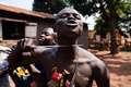 中央アフリカの首都バンギ（Bangui）で、武装勢力連合「セレカ（Seleka）」のメンバーはこうしてやると話して刃物を自分の首に突き付ける民兵組織「反バラカ（anti-balaka）」の戦闘員（2013年12月14日撮影）。(c)AFP/IVAN LIEMAN