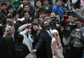 2007年11月21日、上海（Shanghai）で報道陣や観光客に取り囲まれるパリス・ヒルトン（Paris Hilton）。(c)AFP/Mark RALSTON