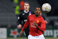 ボールを追うマンチェスター・ユナイテッドのパトリス・エヴラ（%%Patrice Evra%%）。(c)AFP/JEAN-PHILIPPE KSIAZEK