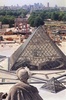 フランス・パリで、建設中のルーブル美術館のピラミッド（1988年7月28日撮影）。(c)JOEL ROBINE / AFP