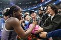 テニス、中国オープン、女子シングルス準決勝。試合後にファンにサインを書くココ・ガウフ（2024年10月5日撮影）。(c)GREG BAKER / AFP