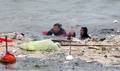 韓国南部沿岸の麗水で、台風18号の影響で座礁した旅客船の乗組員の救出にあたる沿岸警備隊（2016年10月5日撮影）。(c)AFP/YONHAP 