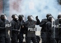 米首都ワシントンで、デモ隊と衝突する警官隊（2017年1月20日撮影）。(c)AFP/Andrew CABALLERO-REYNOLDS