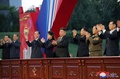 北朝鮮の首都平壌の市街地に新設された「前衛通り」の竣工式に出席した金正恩（キム・ジョンウン）朝鮮労働党総書記（中央右）と娘のジュエ氏（同左）。朝鮮中央通信（KCNA）公開（2024年5月14日撮影、15日公開）。(c)AFP PHOTO/KCNA VIA KNS