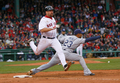 09MLB、ボストン・レッドソックス（%%Boston Red Sox%%）対タンパベイ・レイズ（%%Tampa Bay Rays%%）。試合はレッドソックスが5-3で勝利し、開幕戦を白星で飾った。写真は一塁を駆け抜けるボストン・レッドソックスのケビン・ユーキリス（%%Kevin Youkilis%%、左）。（2009年4月7日撮影）(c)AFP/Getty Images/Jim Rogash