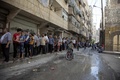パンを買うために行列するアレッポの住民たち（2016年7月撮影）。(c)AFP/Karam Al-Masri