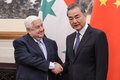 中国・北京を訪れたシリアのワリード・ムアレム外相（左）と握手する王毅外相（2019年6月18日撮影）。(c)FRED DUFOUR / POOL / AFP