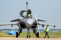 就役式典での飛行を終え、戦闘機「ラファール」から出る印空軍の飛行士。インドのアンバーラ空軍基地で（2020年9月10日撮影）。(c)Prakash SINGH / AFP