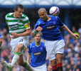08-09スコットランド・プレミアリーグ第35節、グラスゴー・レンジャーズ（%%Glasgow Rangers%%）対セルティック（%%Celtic%%）。試合はレンジャーズが1-0で勝利し、敗れたセルティックは2位に転落した。写真はハイボールを競るセルティックのヤン・フェネホール・オフ・ヘッセリンク（%%Jan Vennegoor of Hesselink%%）とレンジャーズのマジド・ブゲラ（%%Madjid Bougherra%%）。（2009年5月9日撮影）(c)AFP/ANDREW YATES