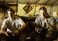 アフガニスタン南部ヘルマンド（Helmand）州のバスティオン基地（Camp Bastion）で、英軍が管轄する飛行列線に設置された緊急待機テントの中で仲間の操縦士（左）と一緒にテレビゲームをして遊ぶヘンリー王子（Prince Harry、2012年11月3日撮影）。(c)AFP/JOHN STILLWELL