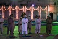パキスタンのモスクで、祈りをささげるイスラム教の信者ら（2021年5月5日撮影）。(c)Aamir QURESHI / AFP