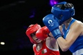 パリ五輪、ボクシング女子66キロ級2回戦。試合に臨むアルジェリアのイマン・ヘリフ（左）とイタリアのアンジェラ・カリニ（2024年8月1日撮影）。(c)MOHD RASFAN / AFP