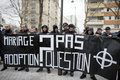 フランス・パリ（Paris）で13日、同性結婚の合法化に反対する抗議デモが行われ、警察発表で34万人が市内を行進した。主催者発表によると参加者は80万人。

与党・社会党が推進する同性婚合法化法案は月末に議会で審議される予定だが、フランスで2大宗教人口を持つキリスト教カトリックとイスラム教の信者の多くが反発しているほか、野党の右派政党も反対している。

写真は、同性婚合法化反対デモに参加し「結婚？養子縁組？まさか！」と書いた横断幕を掲げる人々（2012年1月13日撮影）。(c)AFP/KENZO TRIBOUILLARD