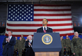 米ノースカロライナ（North Carolina）州キャンプ・ルジューン（Camp Lejeune）海兵隊基地で演説するバラク・オバマ（Barack Obama）大統領（2009年2月27日撮影）。(c)AFP/Mandel NGAN