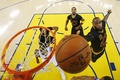 16-17NBAファイナル第5戦、ゴールデンステイト・ウォリアーズ対クリーブランド・キャバリアーズ。リバウンドを狙うクリーブランド・キャバリアーズのレブロン・ジェームズ（右、2017年6月12日撮影）。(c)AFP/Getty Images/Ezra Shaw