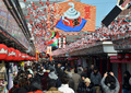 東京・浅草の浅草寺（Sensoji）に続く仲見世（Nakamise）商店街（2012年12月27日撮影）。(c)AFP/Yoshikazu TSUNO