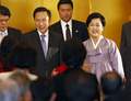 初来日し都内のホテルで在日韓国人らの歓迎をうける李明博（イ・ミョンバク、Lee Myung-Bak）韓国大統領（左から2人目）と金潤玉（キム・ユンオク、Kim Yoon-ok）夫人（2008年4月20日撮影）。(c)AFP/Issei KATO