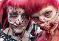 ドイツ中部フランクフルト・アムマイン（Frankfurt am Main）で7日、「ゾンビ・ウォーク（Zombie Walk）」が開催され、特殊メークでゾンビに扮（ふん）した参加者らが街に繰り出した。

写真は、特殊メークを施してゾンビに扮した参加者たち（2013年9月7日撮影）。(c)AFP/DPA/BORIS ROESSLER