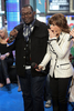 2008年3月10日、MTVの音楽情報番組「Total Request Live」に出演する歌手のポーラ・アブドゥル（Paula Abdul、右）と音楽プロデューサーのランディ・ジャクソン（Randy Jackson）。(c)AFP/Getty Images/Scott Gries