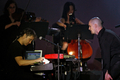 写真は、パフォーマンスを披露する%%Tyley Ross%%と%%Peter Kiesewalter%%。(c)AFP/JAIME RAZURI