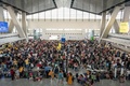 フィリピン・マニラの国際空港ターミナル3で待つ利用者（2023年1月1日撮影）。(c)KEVIN TRISTAN ESPIRITU / AFP
