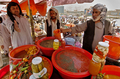 2007年9月13日、ラマダン初日で混雑するカブール（Kabul）の市場で菓子とピクルスを買う男性たち。(c)AFP/SHAH Marai