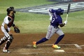 23MLB、ワールドシリーズ（7回戦制）、アリゾナ・ダイヤモンドバックス対テキサス・レンジャーズ。8回の打席で背中を押さえるテキサス・レンジャーズのアドリス・ガルシア（右、2023年10月30日撮影）。(c)Jamie Squire/Getty Images/AFP