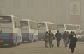 2008年3月10日、スモッグで覆われた人民大会堂（Great Hall of the People）で、かろうじて姿を見せる五輪開催カウントダウン時計（右）。(c)AFP/Peter PARKS